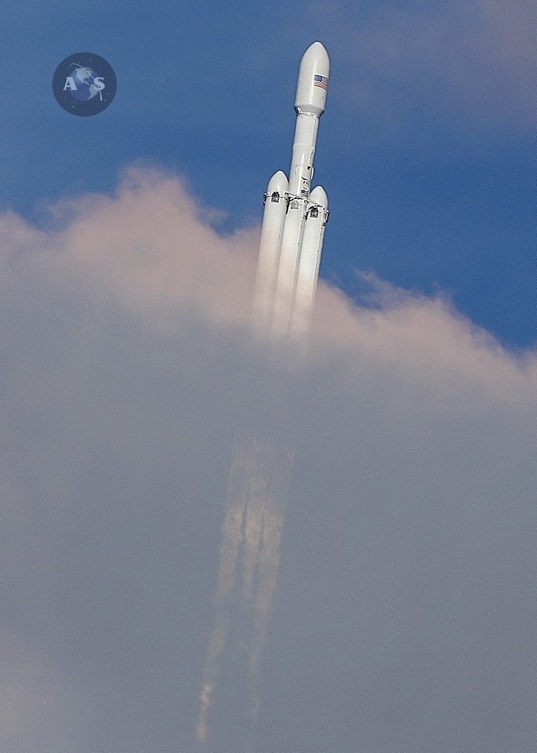 Лучшие фотографии и видеоролики запуска сверхтяжелой ракеты Falcon Heavy