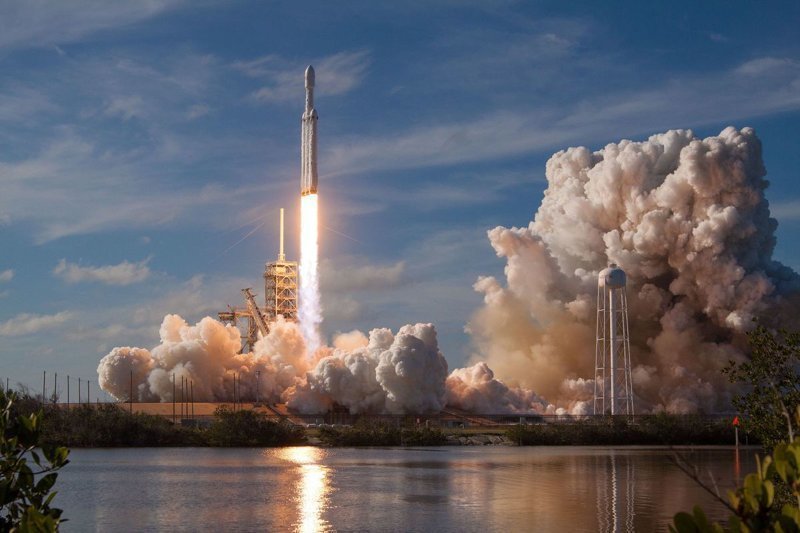 Лучшие фотографии и видеоролики запуска сверхтяжелой ракеты Falcon Heavy