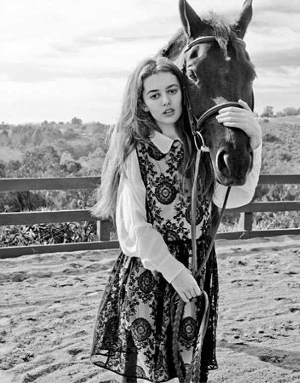 Девушка и лошадь без туловища