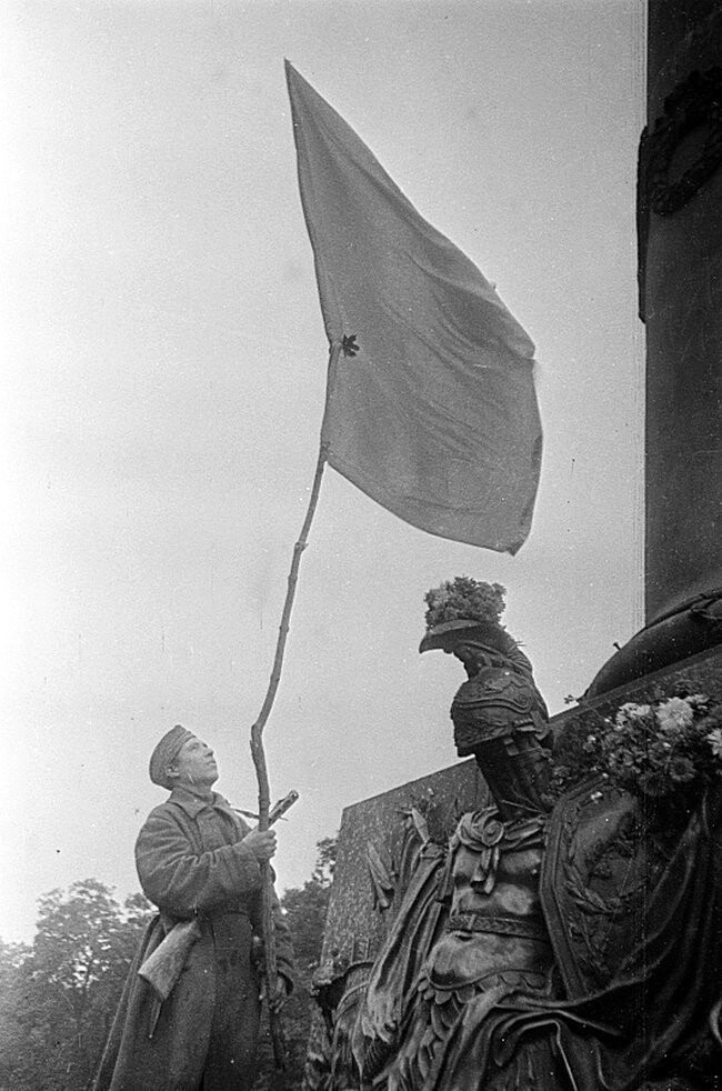 Бойцы 84-й стрелковой дивизии с красным флагом у Монумента Славы в освобожденной Полтаве.