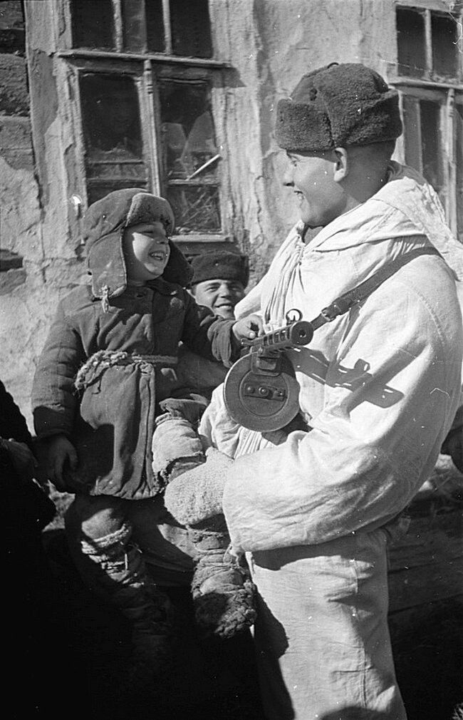 Старший сержант П.Н. Тантовой 248-й отдельной стрелковой бригады с ребенком из освобожденного села западнее Курска. Время съемки: февраль 1943 