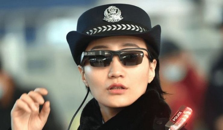 «Умные очки» в Китае помогают ловить преступников