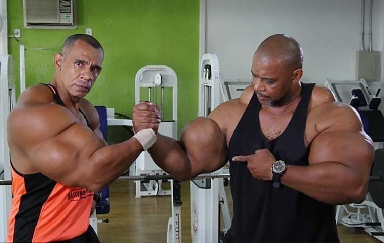 Бразильские братья пичкают себя опасной химией, чтобы украсить своё тело 70-сантиметровыми бицепсами