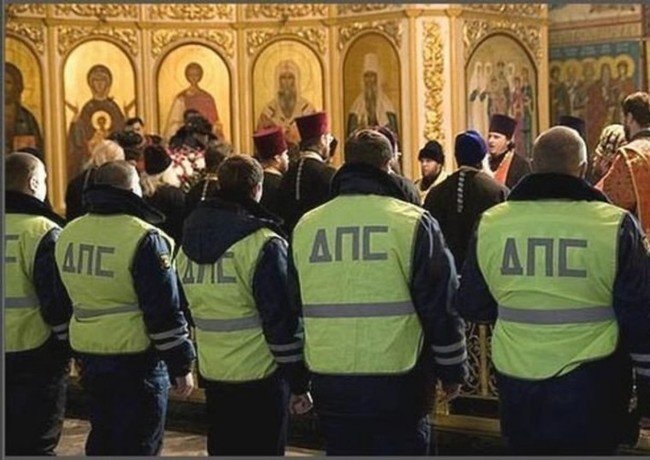 Полицейских обязали с семьями ходить к священникам