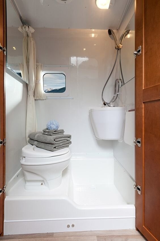 Это ванная комната в доме на колесах. А дома так можно, как думаете?