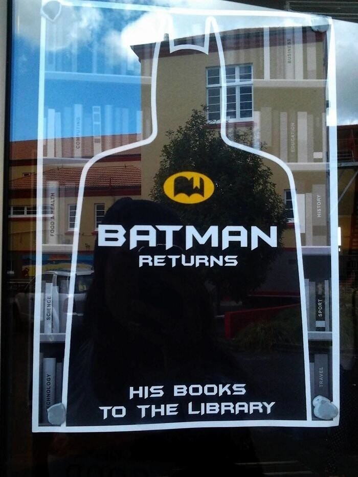 "Бэтмен возвращает книги в библиотеку"