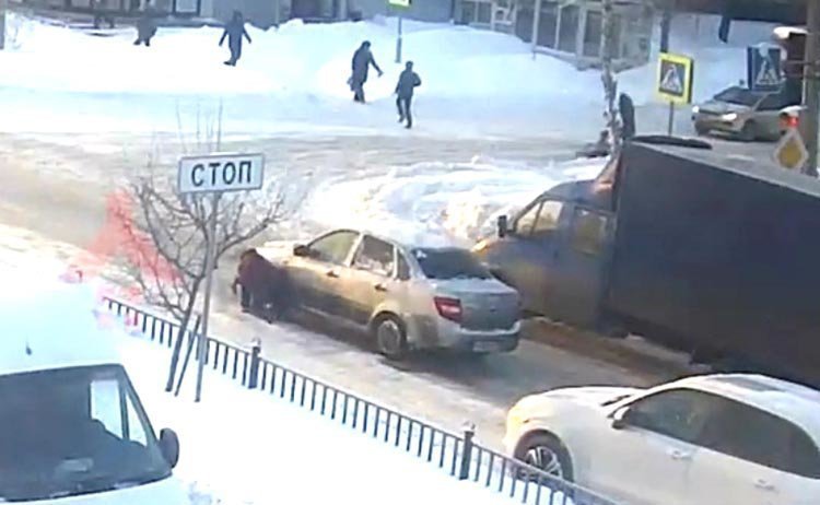 В Ярославле автомобиль проехал по упавшей на переходе женщине
