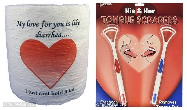 Слева: рулон туалетной бумаги с надписью "Моя любовь к тебе - как диарея... Я просто не могу удержать ее в себе!" Справа: странный романтический набор скребков для чистки языка "Для него и для нее"