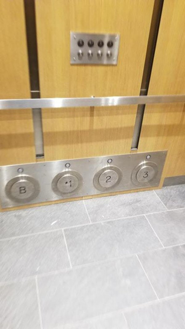 Лифт в котором кнопки можно нажимать ногой