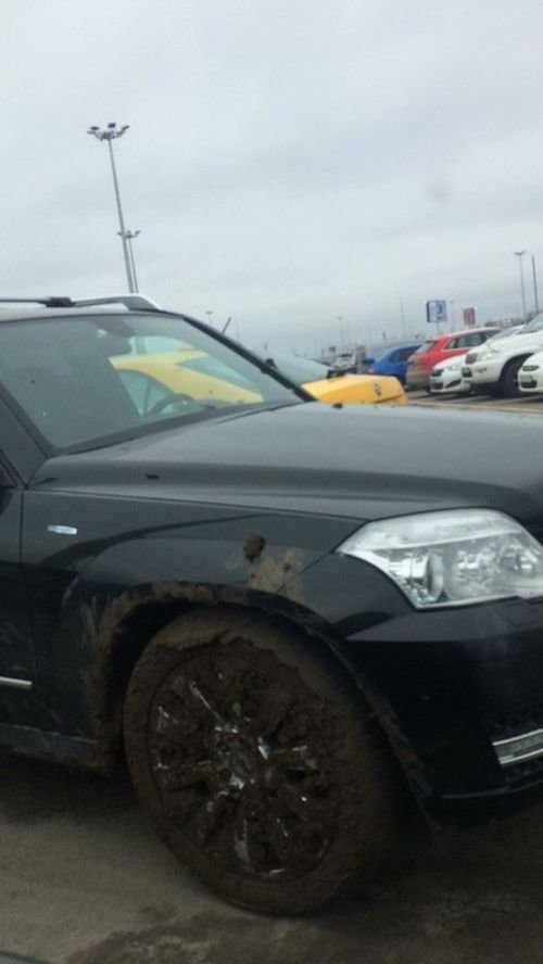 В Ростове-на-Дону водитель хотел сэкономить на платной парковке, но застрял