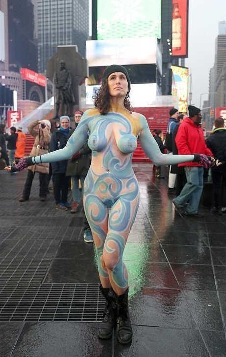 Ради искусства: обнаженные модели устроили фотосессию на Таймс-сквер во время ледяного дождя