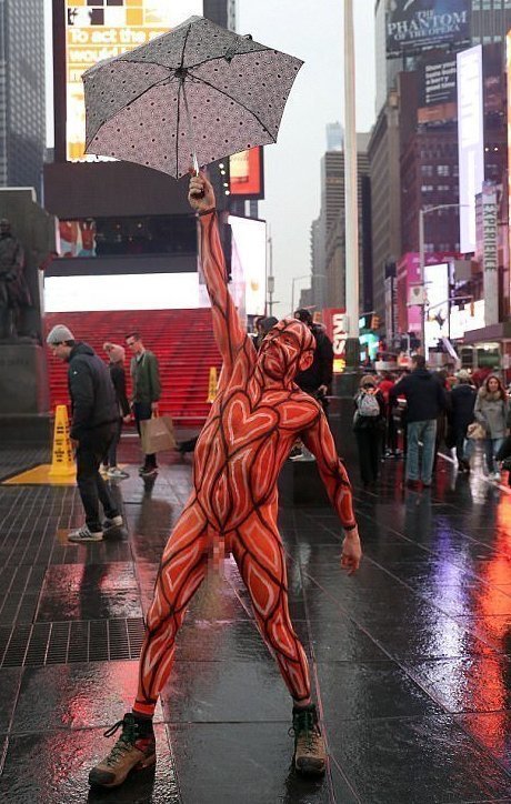 Ради искусства: обнаженные модели устроили фотосессию на Таймс-сквер во время ледяного дождя