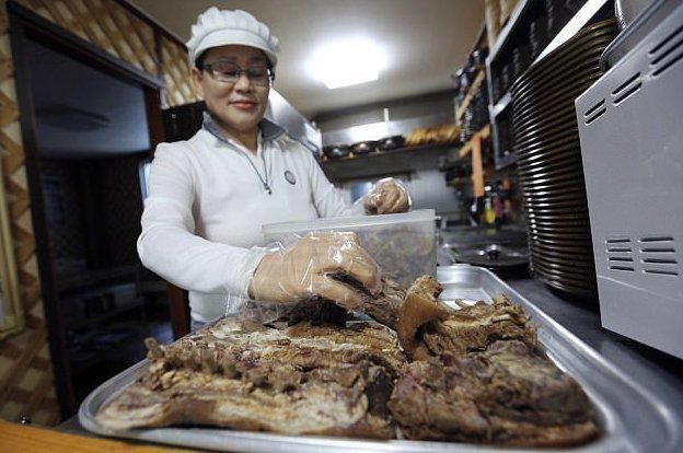 Несмотря на просьбы властей, в 10 ресторанах Пхенчхана по-прежнему подают гостям блюда из собачьего мяса