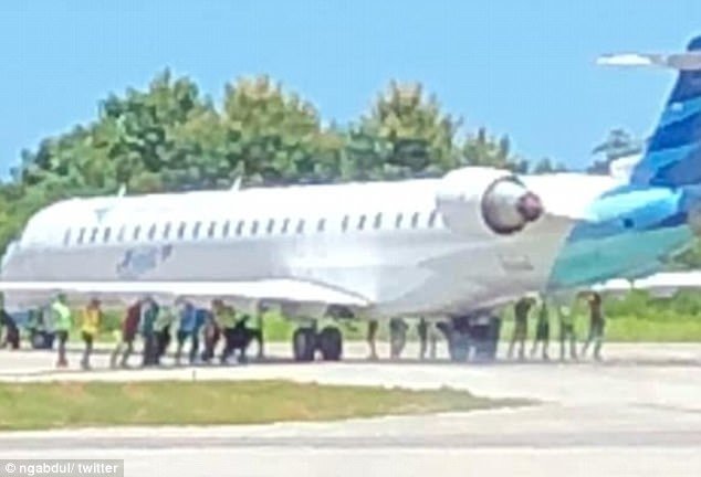 Видео: 20 мужчин вручную толкают 35-тонный самолет