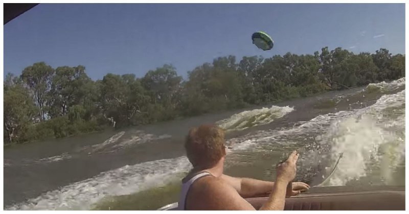 Фееричный незапланированный полет австралийца, рассекавшего по реке на надувной ватрушке