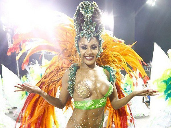 На бразильском карнавале у фигуристой бразильянки слетели трусики