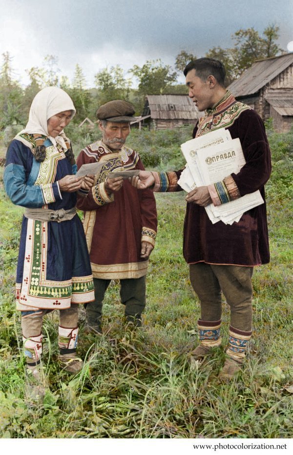 "Почтальон принес почту жителям села Гвасюги". 20 августа 1947