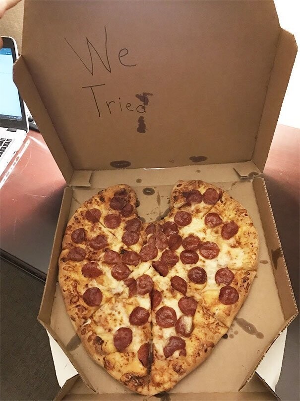 Девушка заказала парню пиццу в виде сердца на 14 февраля. Пришла вот такая. Надпись - "Мы пытались".