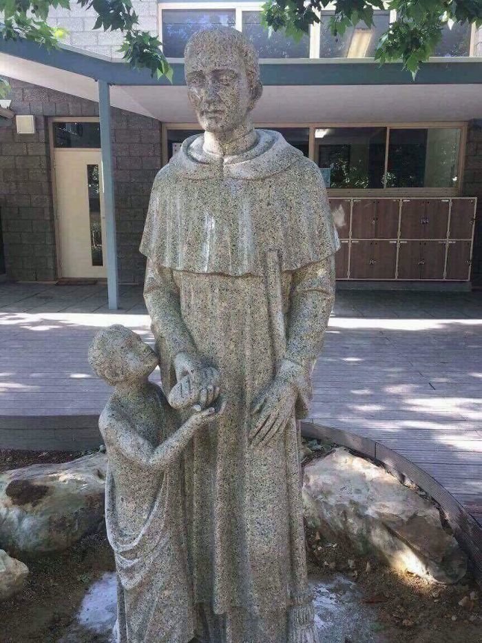 9. Статуя рядом с католической школой