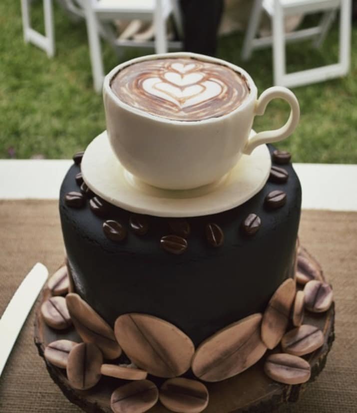 В то время как этот мастер сотворил торт в виде чашечки кофейного напитка 