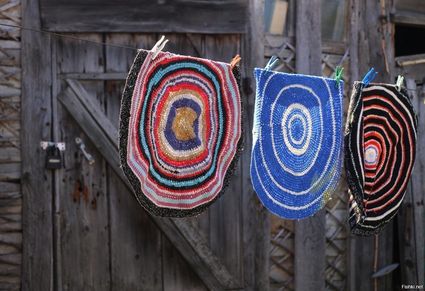 Вязаные коврики у бабушки в деревне