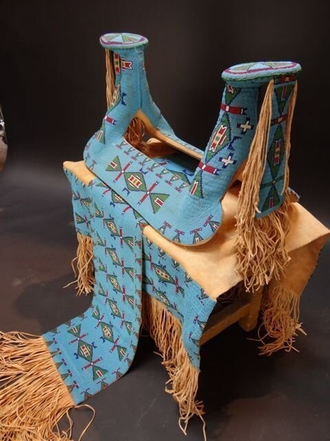 Шайенн из бисера и саш  вышитый бисером  -  пример орнамента седла индейцев