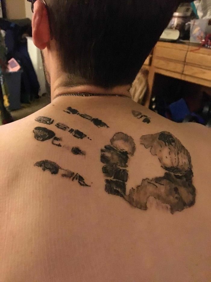 14. "Татуировка-копия посмертного отпечатка руки моего папы"