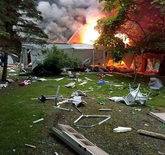 "28 июня 2017 в результате утечки пропана на первом этаже произошел взрыв, разрушивший весь дом. Мои родители и моя собака в тот день погибли".