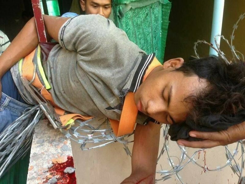 В Камбодже строитель упал на металлическую трубу