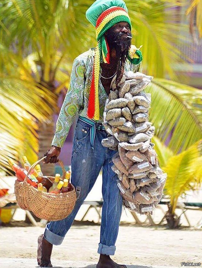 Ямайка, обычный разносчик прохладительных напитков на пляже