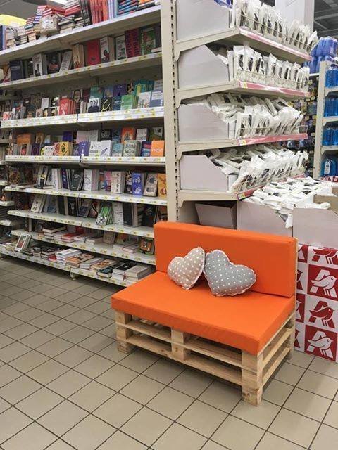 Для читающей бабушки в супермаркете поставили собственный диванчик