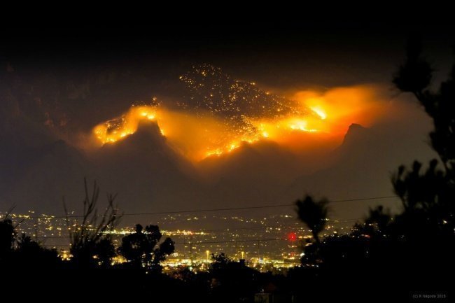 Гора в огне, рядом с городом Тусон, США, 2015 год