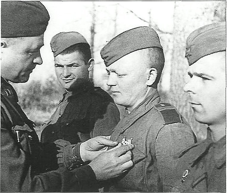 Награждение сержанта орденом Боевого Красного Знамени