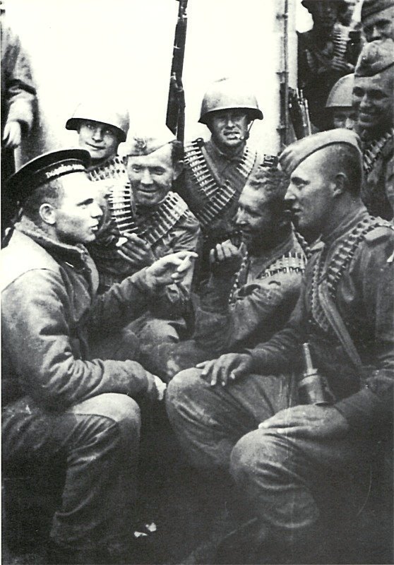 Советские бойцы на палубе транспортного корабля во время перехода к острову Шумшу. Курильская десантная операция.  Август 1945 года