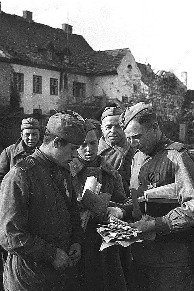 Советский солдат раздает письма сослуживцам. Оригинальное название фото: «Почта пришла».