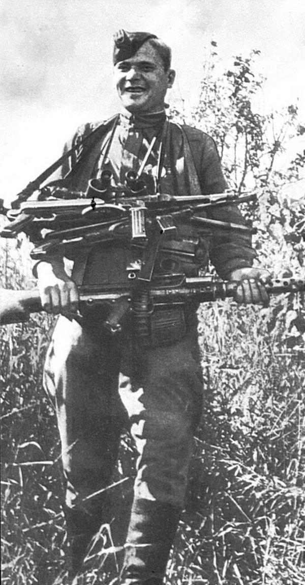 Советский солдат с трофейным немецким стрелковым оружием, пистолетами-пулеметами MP 40 и ручным пулеметом MG 34.