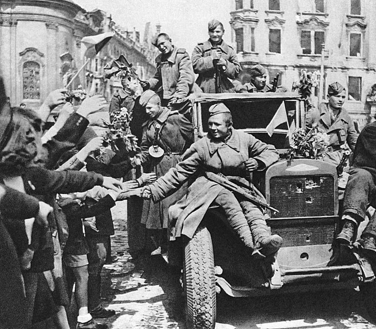 Жители Праги встречают советских солдат-освободителей, едущих на грузовике ЗиС-5.