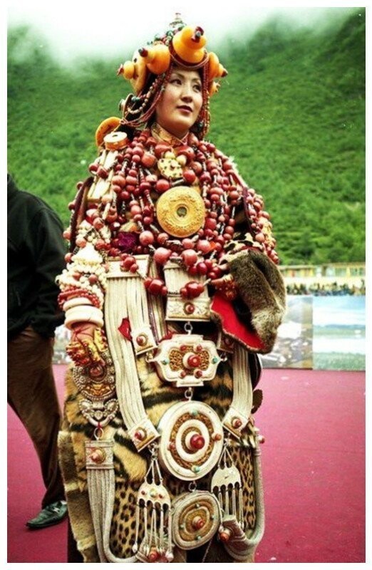 Люди кочевых племен Кампы (Тибет) носили все свое богатство с собой - надевали его. Чем больше на женщине украшений, тем богаче народ - традиционный халат украшался жемчугом, золотом, серебром, бирюзой и янтарем.