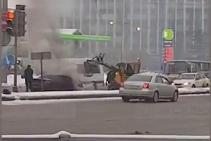 В Петербурге рабочий на экскаваторе потушил горящий автомобиль