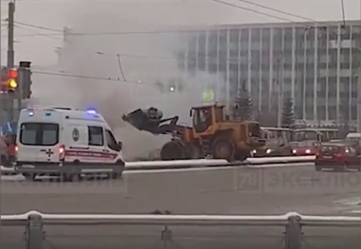В Петербурге рабочий на экскаваторе потушил горящий автомобиль