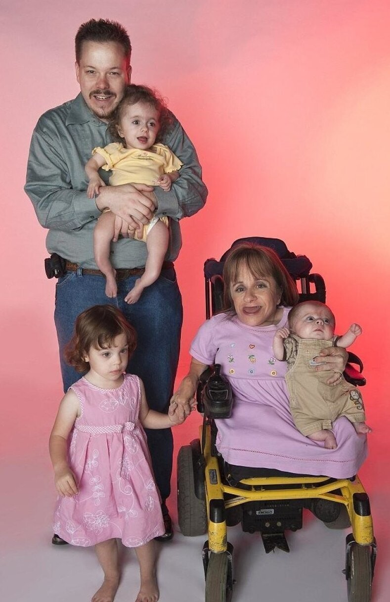 Стейси Херальд, самая маленькая мама в мире - ее рост 71 см и она всегда мечтала иметь как можно больше детей