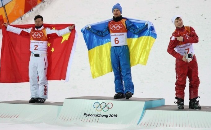 Олимпиада объединяет: российский и украинский спортсмены обнялись на пьедестале