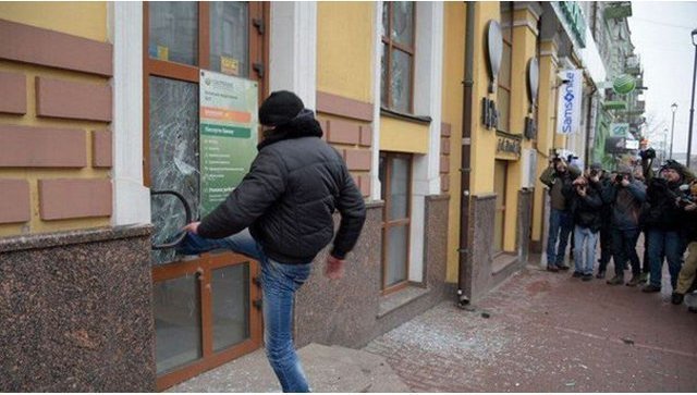 В Киеве радикал застрял в двери во время нападения на Сбербанк