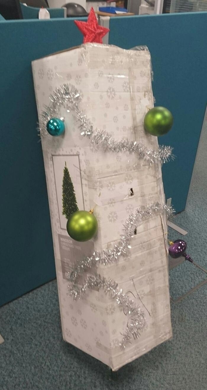 "Никто на работе не хотел брать на себя ответственность за украшение рождественской ёлки, поэтому всю неделю она простояла в коробке. Сегодня я подошёл к ней и увидел это"
