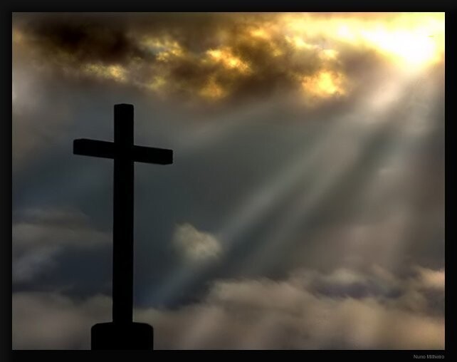 Почему одним христианам ставят крест на могиле в ногах, а другим - во главе
