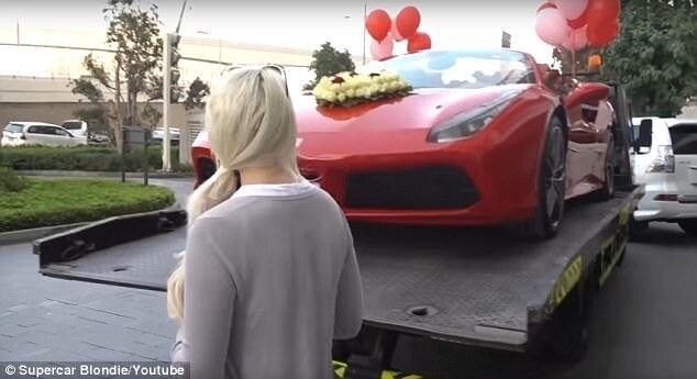 Фанатка суперкаров получила на День святого Валентина Ferrari, заполненный розами