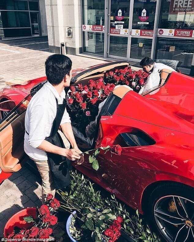 Фанатка суперкаров получила на День святого Валентина Ferrari, заполненный розами