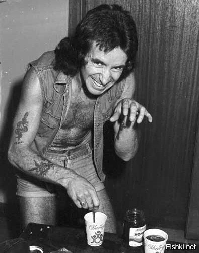 19 февраля 1980 года трагически ушел из жизни Бон Скотт, фронтмен AC/DC и оди...