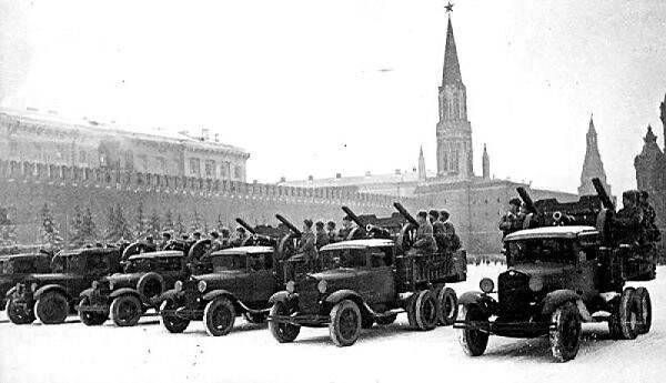 Парад и речь И. В. Сталина на параде 7 ноября 1941 г
