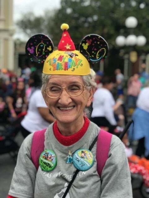 Этой бабушке исполнилось 78 лет, и свой день рождения она поехала отмечать в Диснейленд